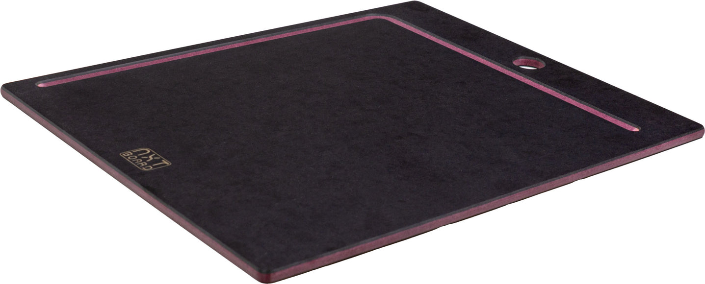 NXT Board Schneidebrett schwarz/pink mit Saftrille – Seitenansicht
